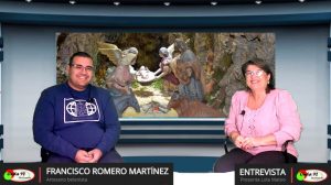 El artesano belenista Francisco Romero comenta los detalles del belén municipal