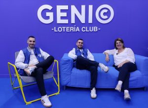 Los hermanos Claudio y Arturo Jiménez siguen repartiendo ilusión y premios con el «Genio de la Lotería»